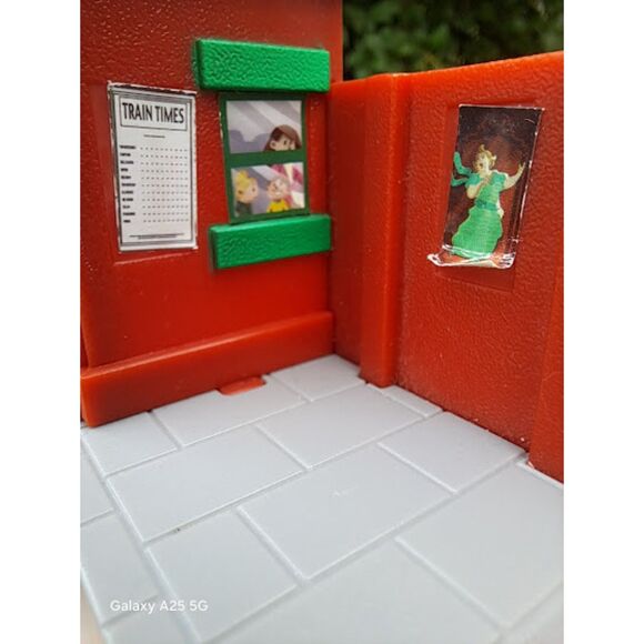 TOMY Thomas & Friends Trackmaster LOWER TIDMOUTH Train Station 2009 - Picture 4 of 14